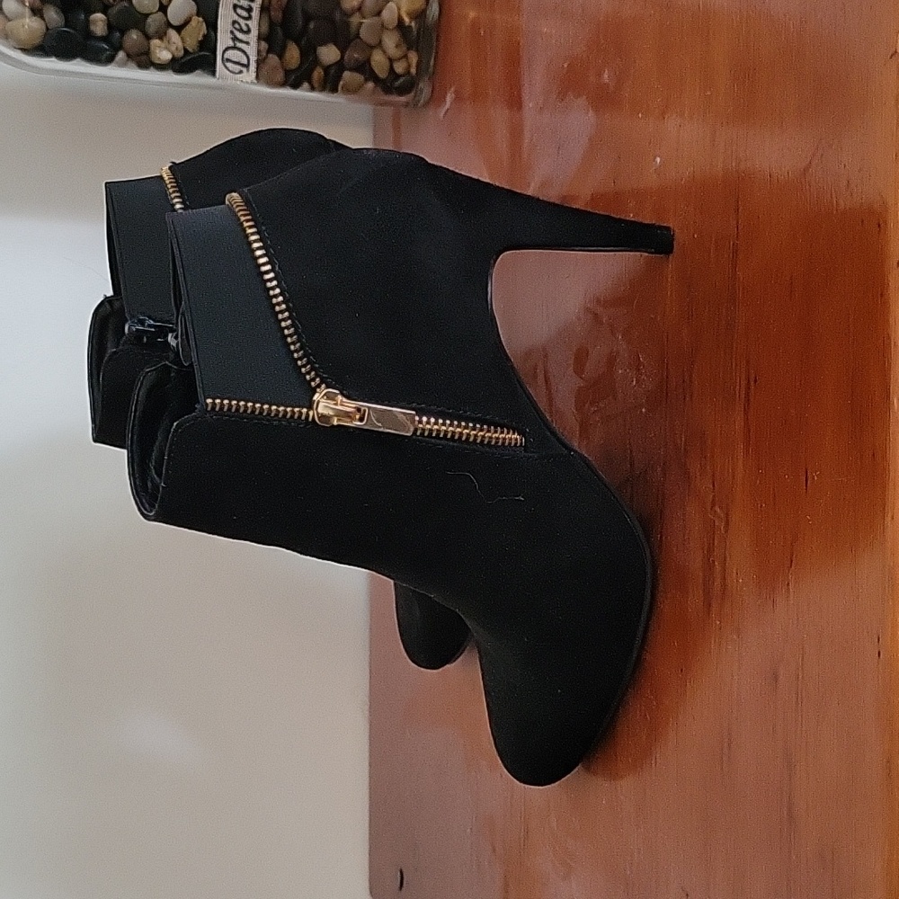 Ellen Tracy Velvet Balck Ankle Boots